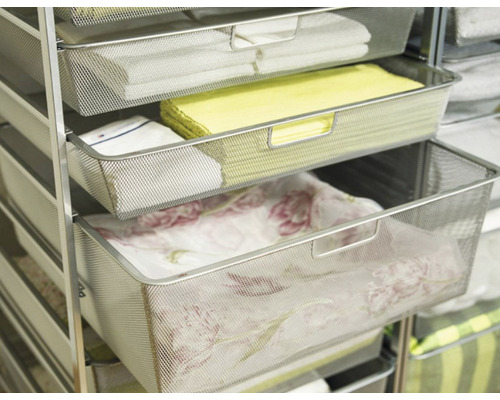 Hylla med flera förvaringskorgar i metall med olika textilier