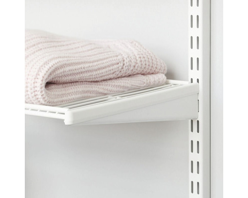 Hylla med tröja i hyllsystem