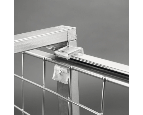 Detaljvy av ett trådhylla med transparenta fästklämmor.