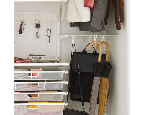 Organiserat skåpsystem med hyllor, trådkorgar, hängare, väskor och tillbehör