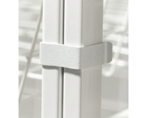 Detaljvy av en vit metallkonstruktion med anslutningselement