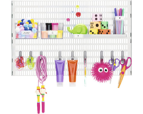 Organiserad förvaringslösning med perforerad platta, behållare, krokar och diverse hantverksmaterial som pompoms, lera, leksaker och brevpapper.