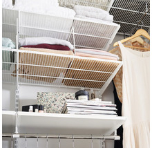 Detaljvy av ett organiserat garderobssystem med hyllor, trådkorgar och klädstång för förvaring av kläder och accessoarer