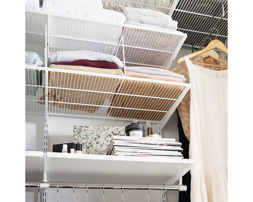 Detaljvy av ett organiserat garderobssystem med hyllor, trådkorgar och klädstång för förvaring av kläder och accessoarer