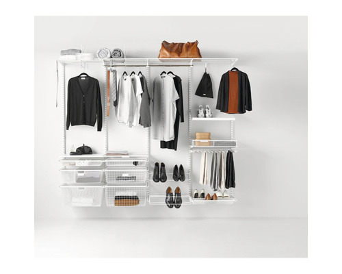 Klädkammarsystem med kläder, skor och accessoarer i en organiserad design.