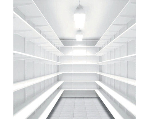 Hyllutrymme med tomma vita hyllor och klinkergolv