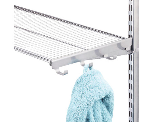 Hyllsystem med trådhylla och handdukskrokar
