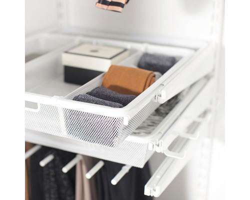 Utdragbara hyllkorgar i garderob med kläder