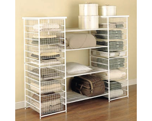 Förvaringssystem med hyllor och trådkorgar för kläder och accessoarer