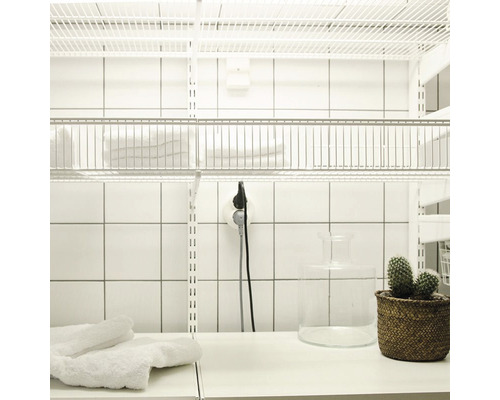 Hyllsystem med handdukar och dekorationer i badrummet