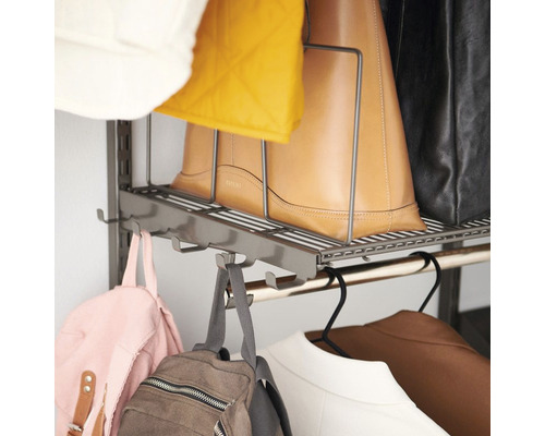 Grått trådhylla med väskor och ryggsäckar