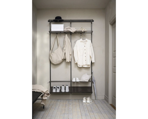 Hall med hyllsystem, kläder och skor