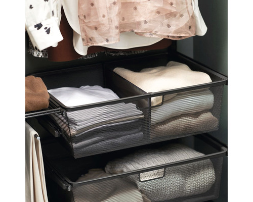 Garderob med metallkorgar för förvaring av kläder