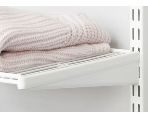 Metallhylla med kläder