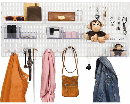 Väggorganisatör med hyllor, lådor, krokar och tillbehör för förvaring av jackor, väskor och personliga tillhörigheter.