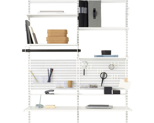 Modulärt hyllsystem med hyllor, perforerad platta och kontorsmaterial