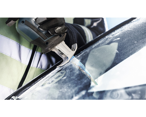 En person skär en vindruta med en tigersåg.