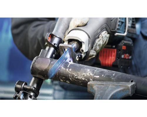 Batteridriven tigersåg skär metallrör i skruvstäd