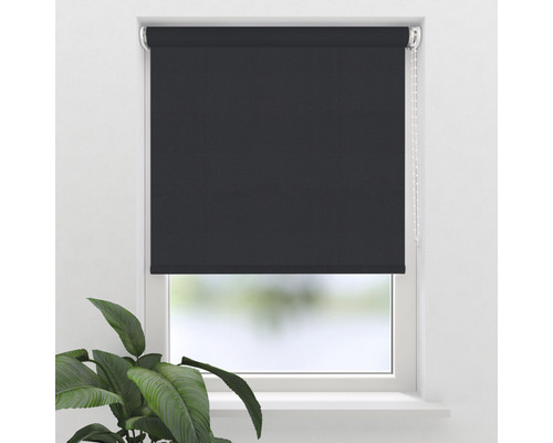 Fönster med svart rullgardin