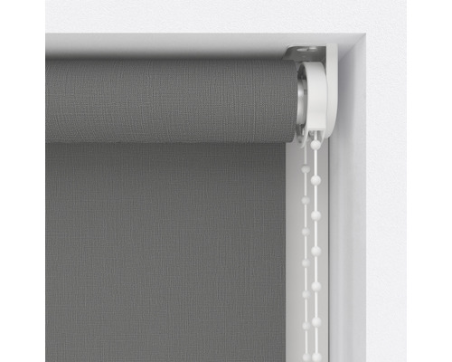 Grå rullgardin med kedjedrag vid fönstret