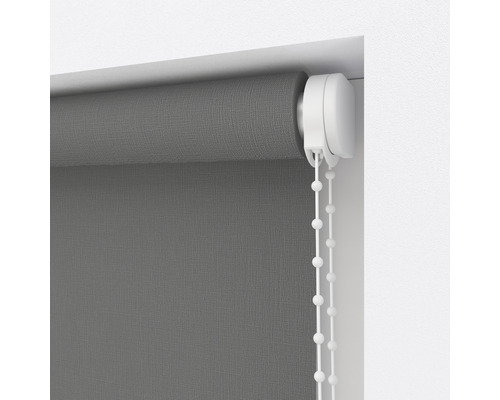 Grå rullgardin med kedjedrag på fönstret