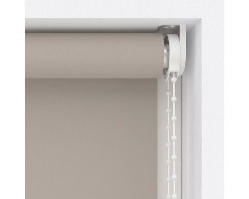 Fönsterrullgardin med kedjedrag i fönsterkarmen