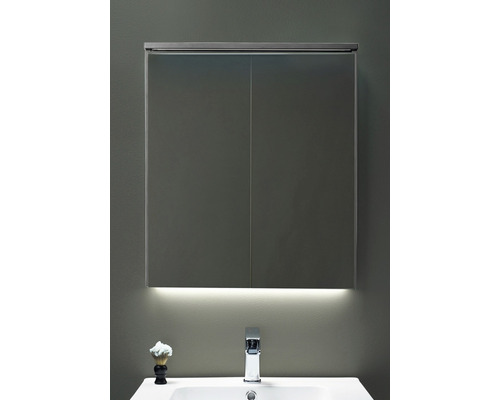 Spegelskåp med belysning ovanför handfat