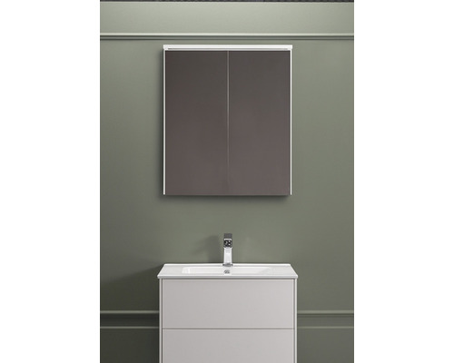 Badrum med tvättställsskåp och spegelskåp