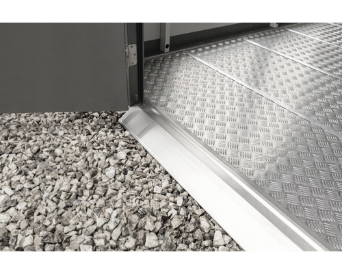 Golvtröskelramp BIOHORT CasaNova för överliggande sektionsdörr galvaniserad Detaljvy av en ramp av aluminium med räfflad plåtyta