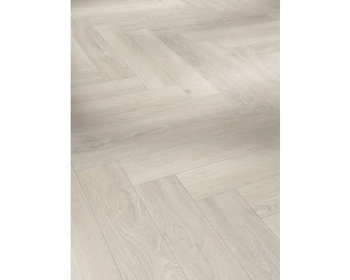 Läggning av ljust laminatgolv i fiskbensmönster