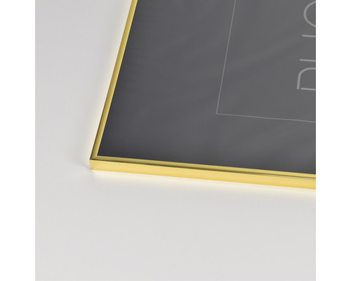 Detaljvy av en fotoram med guldfärgad kant