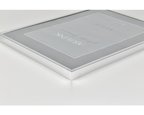 Detaljvy av en silverfärgad fotoram