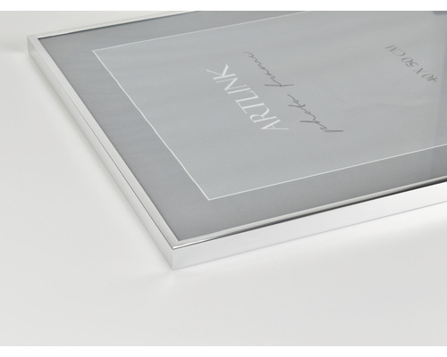 Detaljvy av en silverfärgad fotoram 40 x 50 cm