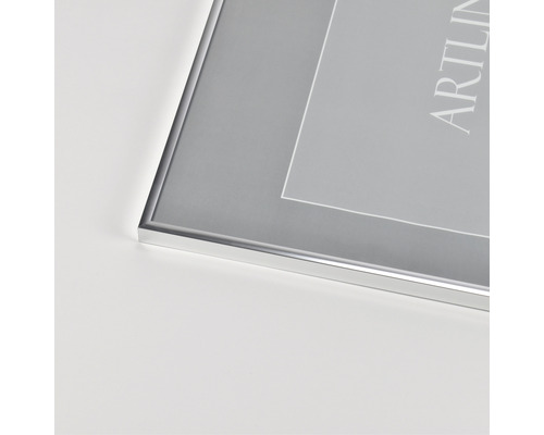 Detaljbild av en silverfärgad fotoram.