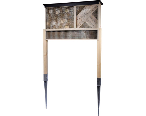 Insekthotell med metallstolpar för att främja den biologiska mångfalden i trädgården