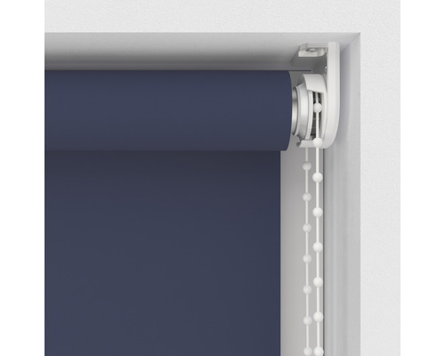 Rullgardin med kedjemekanism i en fönsterram