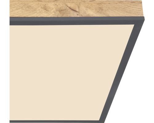 Detaljvy av en taklampa med trästruktur och rektangulär form