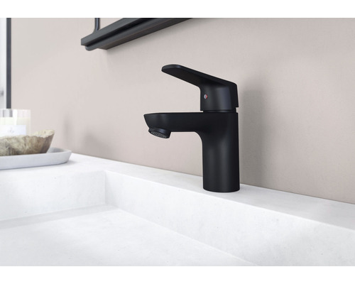 Svart tvättställsblandare på ett tvättställ