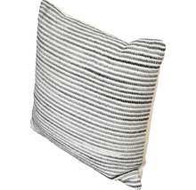 Prydnadskudde med randigt mönster