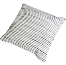 Fyrkantig kudde med randigt mönster