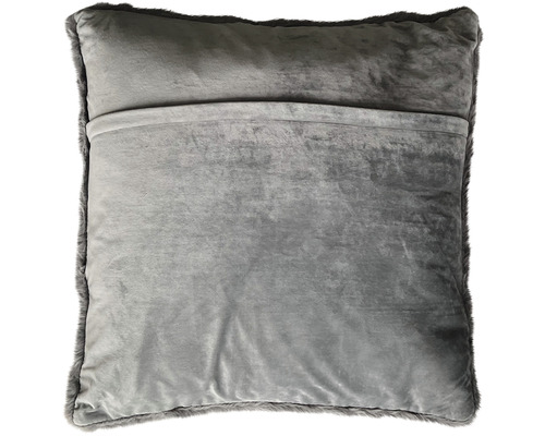 Grå kudde med fuskpälskant