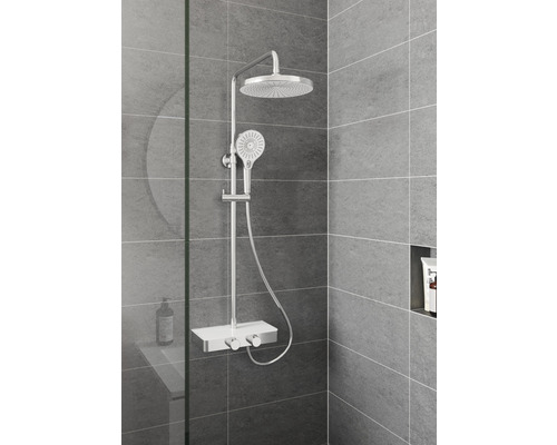 Duschsystem med huvud- och handdusch i ett modernt badrum med grå kakel