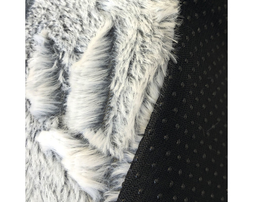 Närbild av en matta med en ovansida i fuskpäls och en halkfri undersida