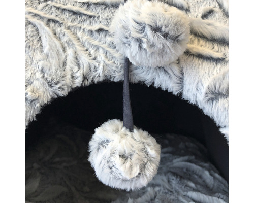 Detaljvy av en kattsäng med två tofsar