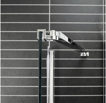 Detaljvy av en duschkabin med glas och fästelement