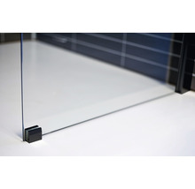 Detaljvy av duschkabin med glasvägg och fäste