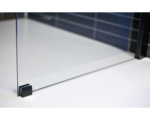 Detaljvy av duschkabin med glasvägg och fäste