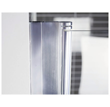 Detaljbild av en duschkabin med silverfärgad ram och glaselement.