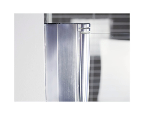 Detaljbild av en duschkabin med silverfärgad ram och glaselement.