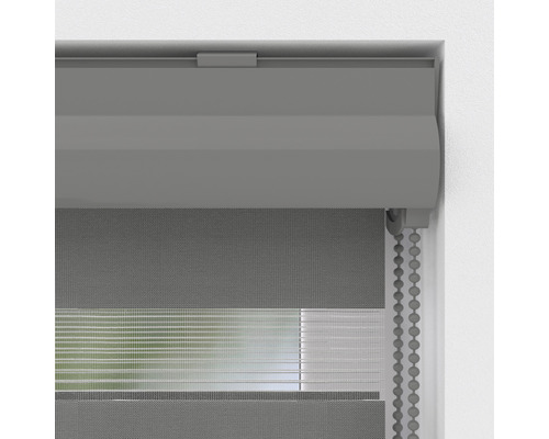 Grå dubbel rullgardin i fönsterkarmen